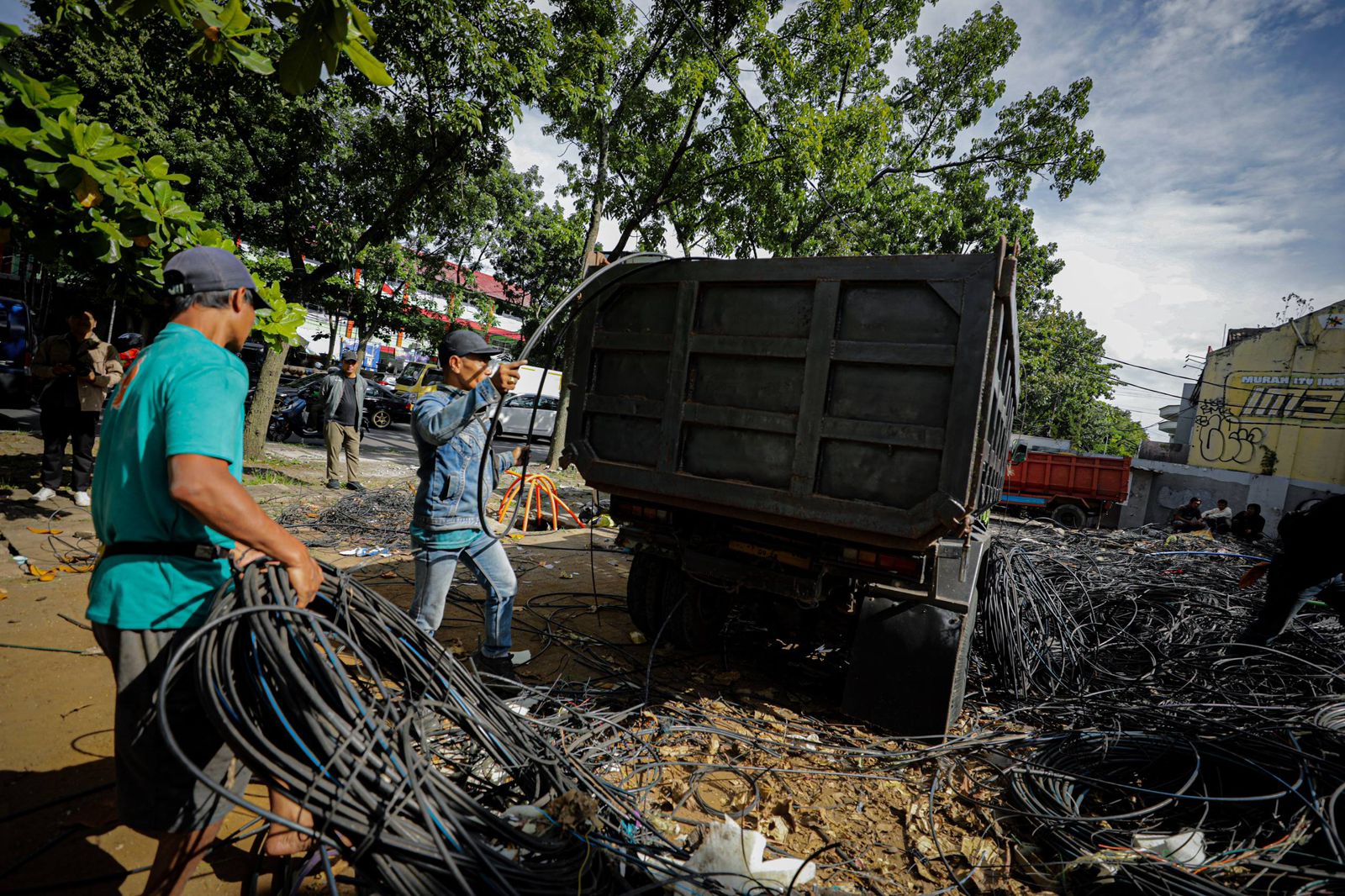 14 Ton Kabel Udara di Jalan Buahbatu Berhasil Diturunkan